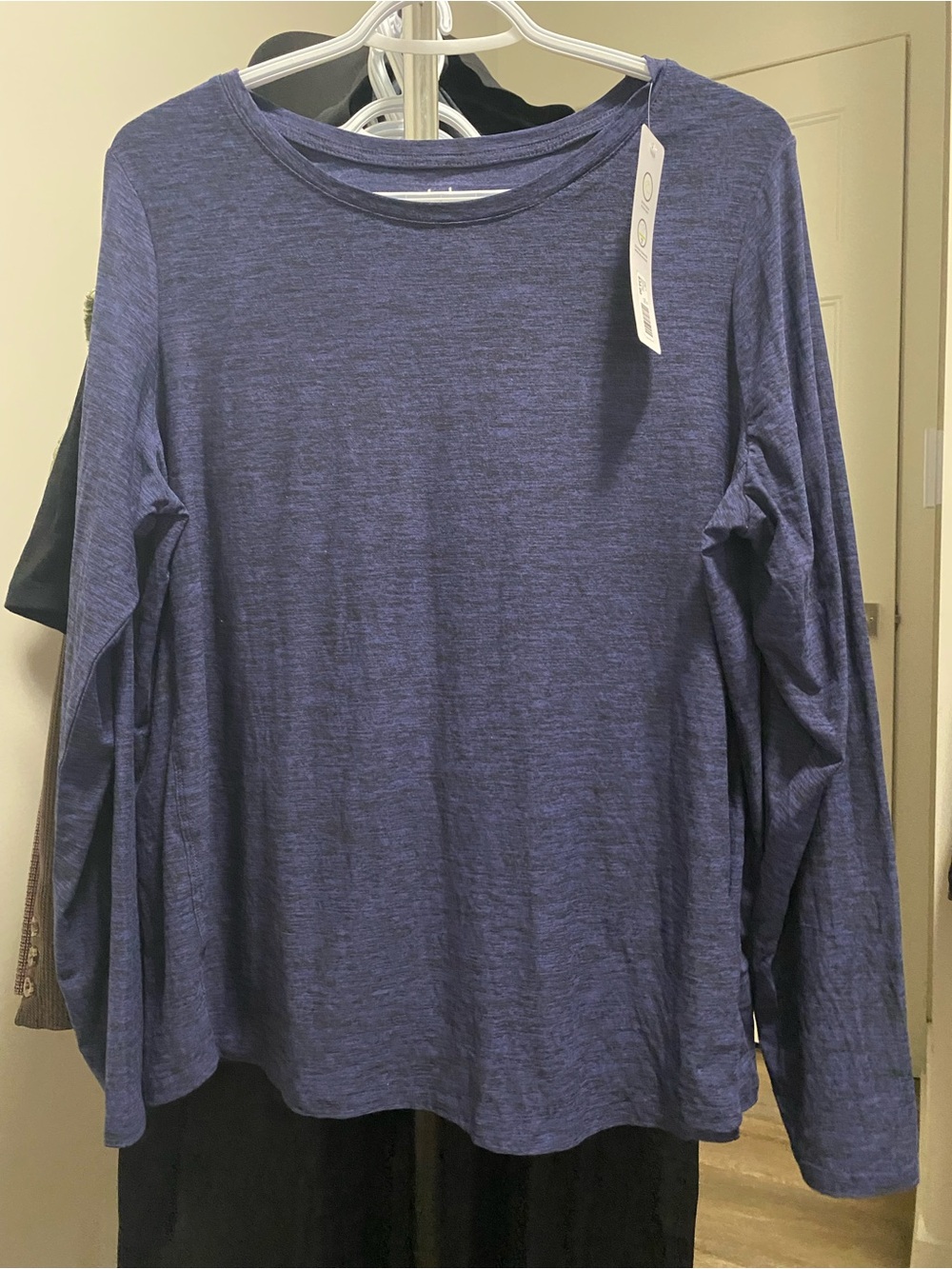 Long Sleeve Workout Crew Neck Shirt in Navy/Purple